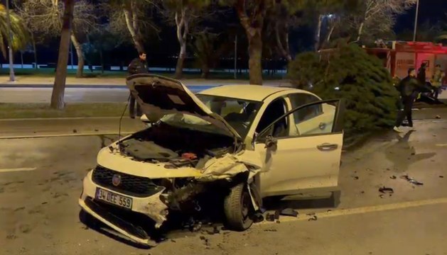Kartal’da sürücüsünün makas attığı otomobil, taksiye çarptı: 3 yaralı