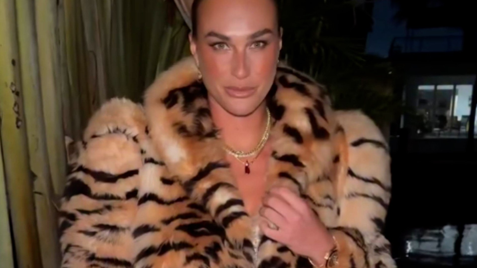 Sabalenka, la tigresa del tenis, presume de un abrigo que genera debate: "Hecho para mí"