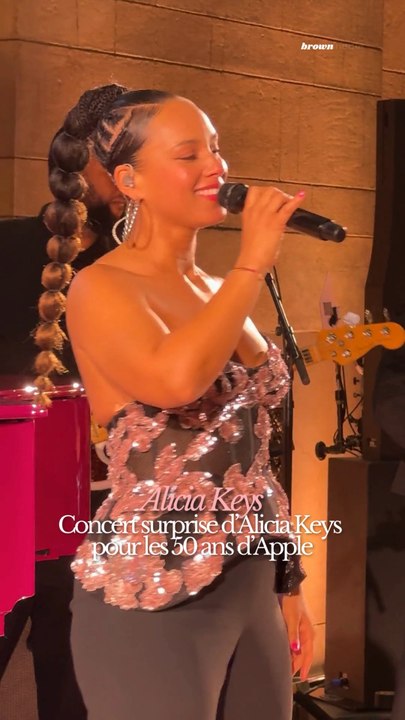 CONCERT SURPRISE D’ALICIA KEYS POUR LES 50 ANS D’APPLEAlicia Keys a fait une appartition surpise en se produisant dans la gare Grand Central à New-York à l’occasion des 50 ans d’Apple !Quel est ton titre préféré d’Alicia Keys ?