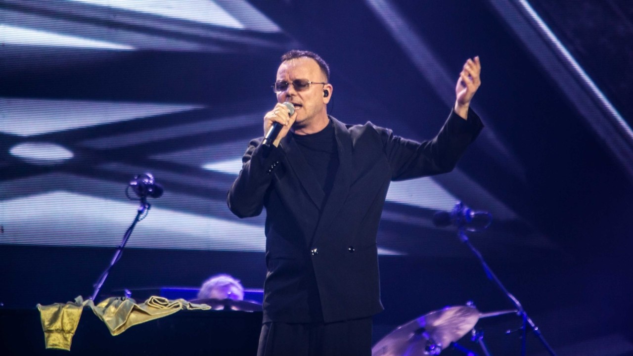 Gigi D'Alessio, il live sold out al Palazzo dello Sport. A sorpresa Maria De Filippi annuncia la sua partecipazione da giudice ad «Amici»