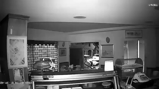 Furto con spaccata al centro di Sassari, i ladri ripresi dalle telecamere