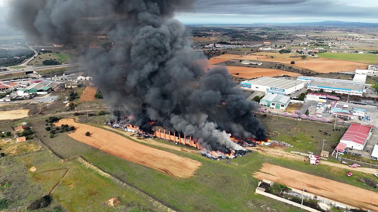 Así arde la nave de La Bañeza que ha provocado una nube tóxica