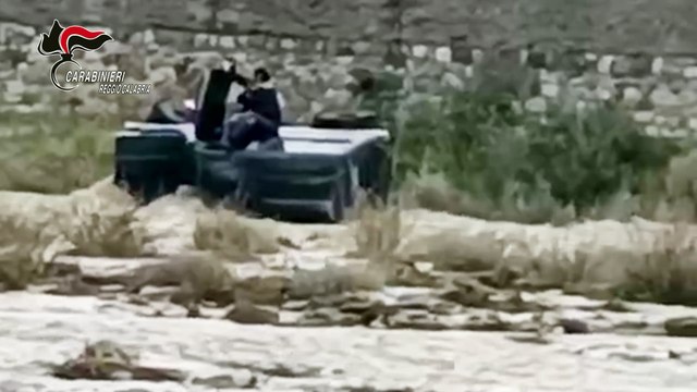 AUTO SI RIBALTA NEL TORRENTE SANT’AGATA: CARABINIERI SALVANO DUE PERSONE INTRAPPOLATE