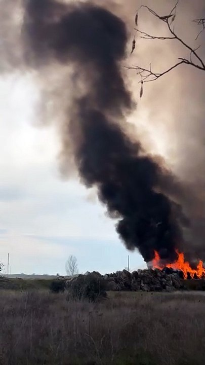 Incendio de una nave en La Bañeza llena de neumáticos y plásticos