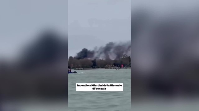 Venezia, scoppia incendio alla Biennale: colonna di fumo sulla Laguna