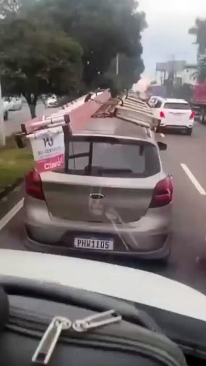 Motorista bloqueia passagem de ambulância e ameaça socorristas com martelo