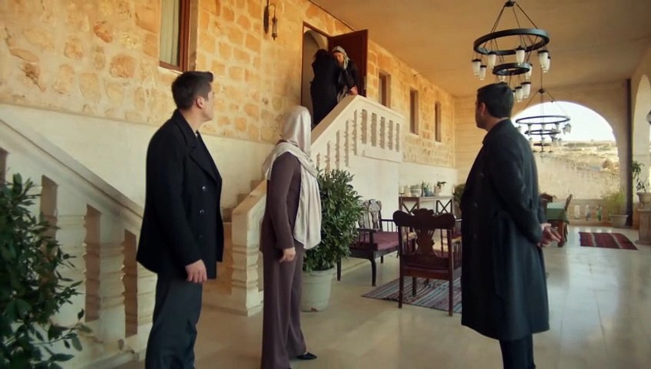 En tierra lejana (Uzak Şehir) - Capítulo 7 2/2