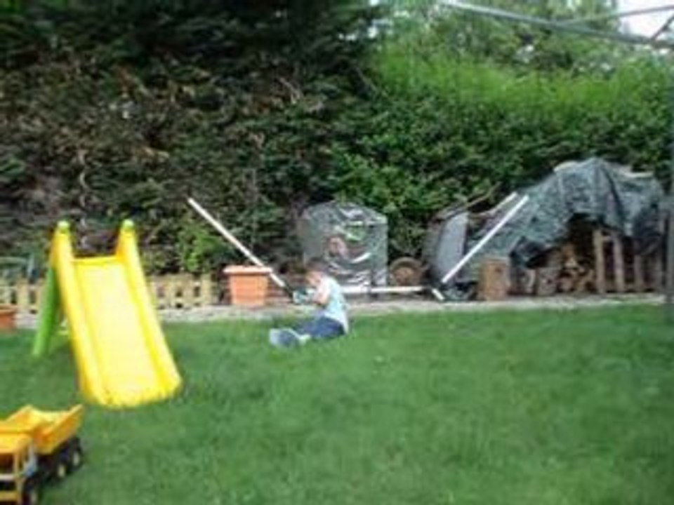 Louis dans le jardin