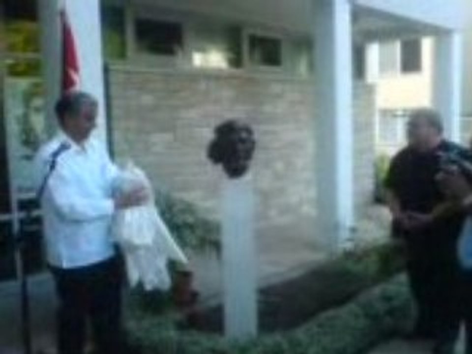 Enthüllung der che guevara-büste in berlin