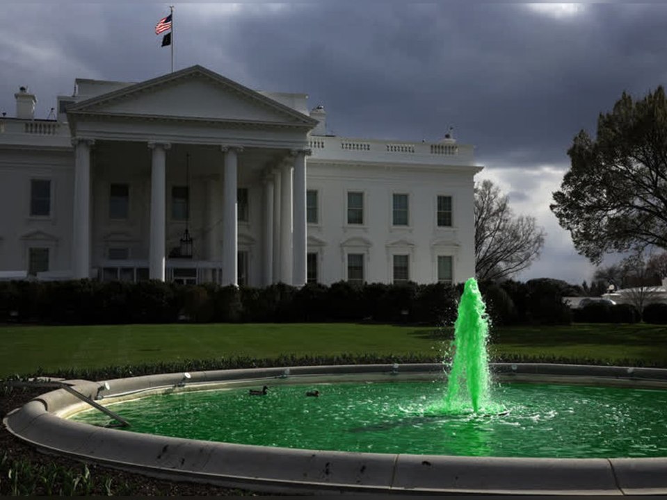 Brunnen vor dem Weißen Haus plötzlich grün! Das steckt dahinter