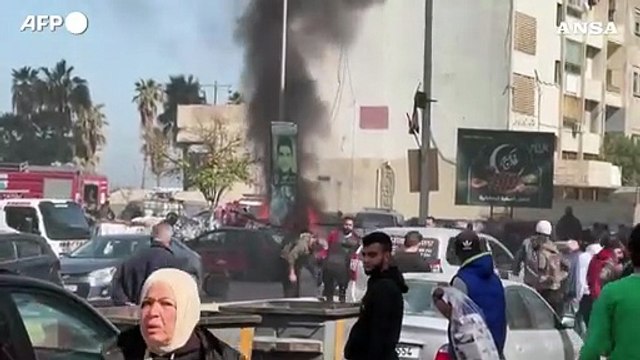Libano, attacco dell'Idf su un'auto in pieno centro a Sidone: due morti