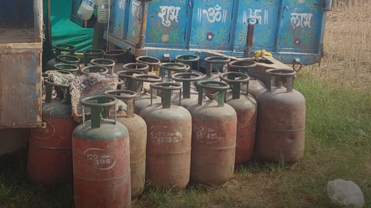 खेत में गैस एजेंसी खोलकर LPG की कालाबाजारी