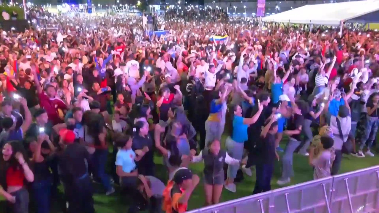 Los venezolanos celebran la conquista de su primer campeonato del Clásico Mundial de Béisbol tras vencer a Estados Unidos.