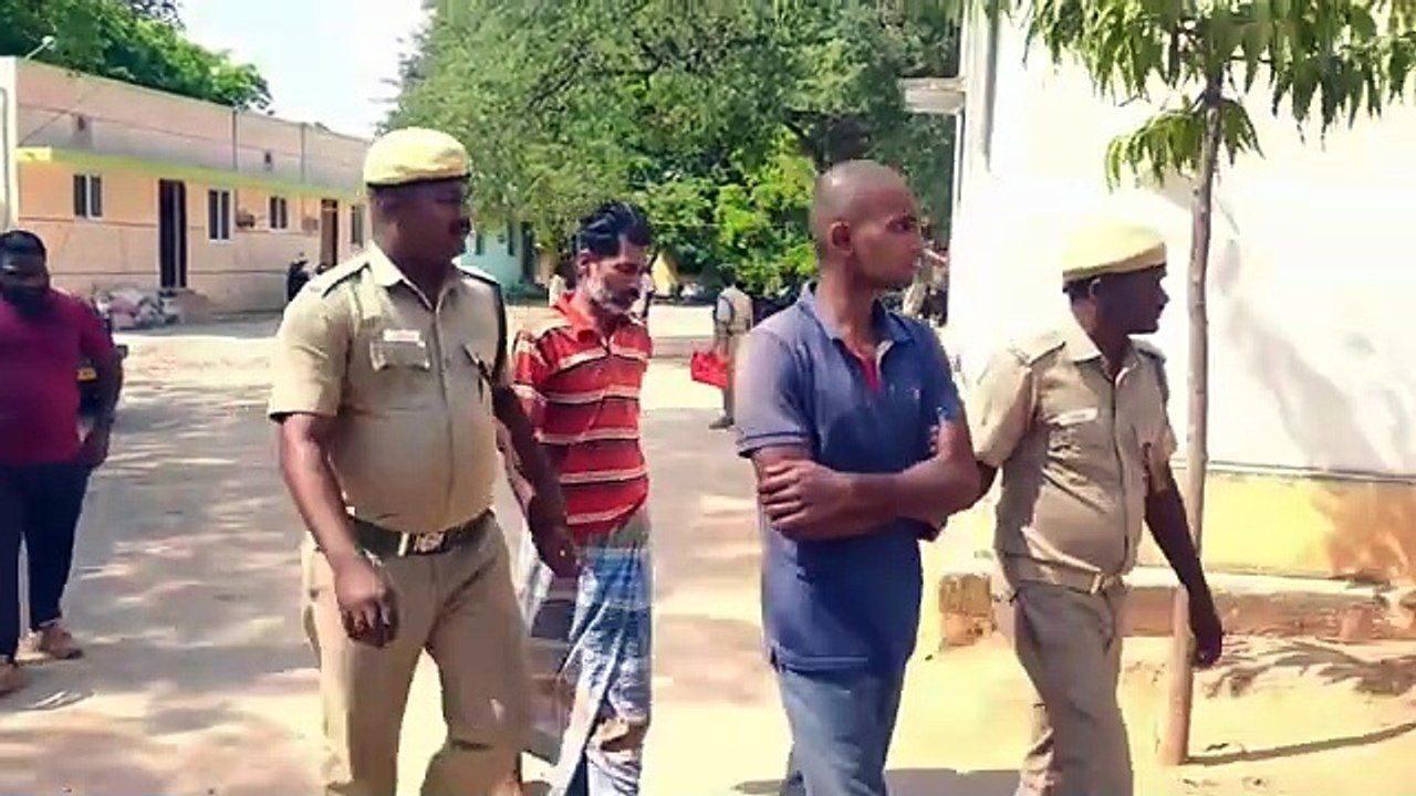 பேரணாம்பட்டு: வனவிலங்கு வேட்டைக்காக வைத்திருந்த 43 நாட்டு வெடிகுண்டுகள் பறிமுதல் - இருவர் கைது
