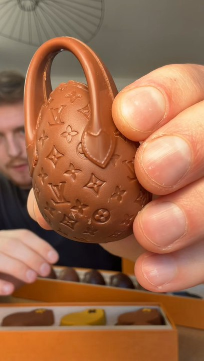 Chocolat de Pâques Louis Vuitton 😱✨ je n’ai pas craqué pour le sac en chocolat XXL à 250€ qui avait l’air vraiment incroyable 😱 mais j’ai pris les mini sac au praliné ou praliné cacahuète (mon préféré ❤️)Toi tu aurais goûté quoi ?
