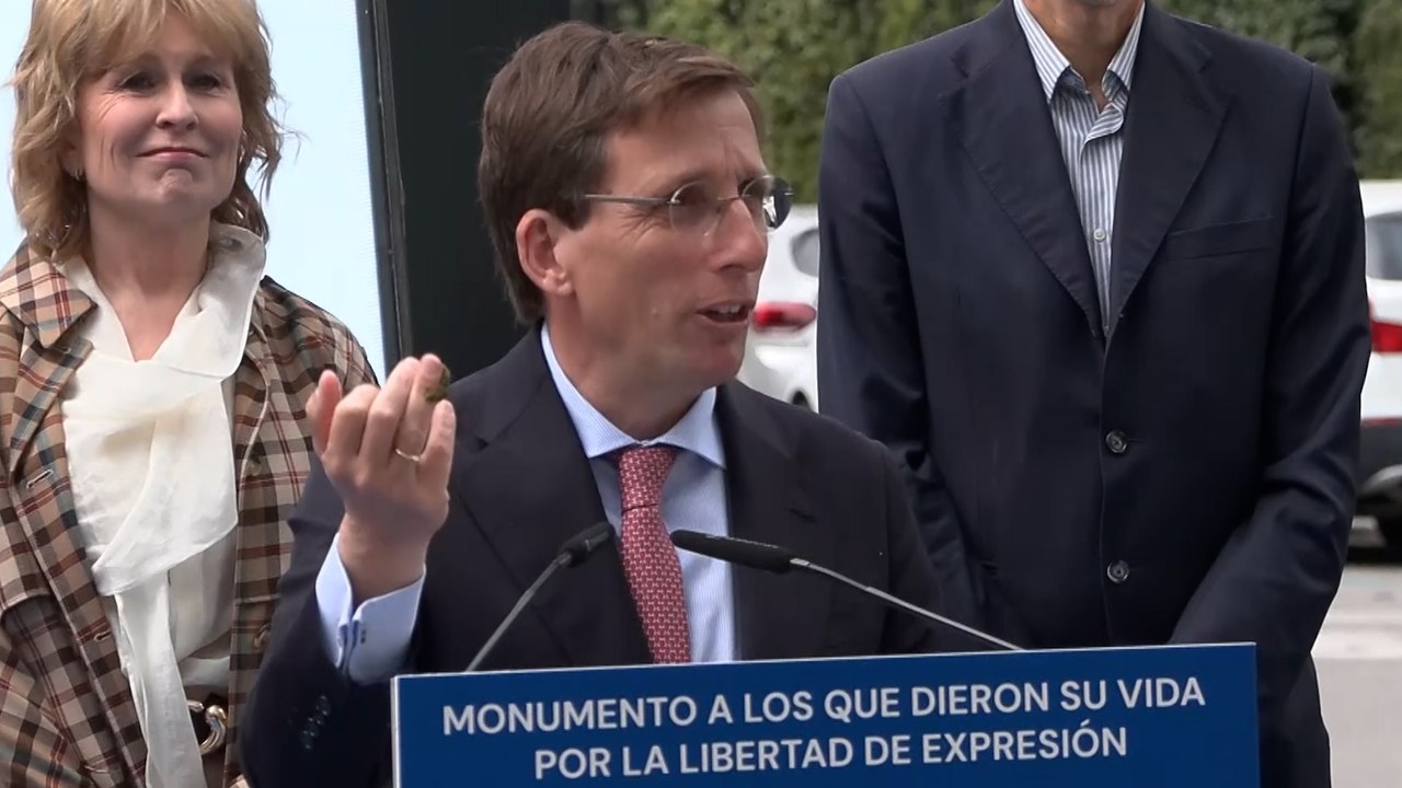 Momento incómodo de Almeida: Una paloma defeca en su cabeza en pleno discurso