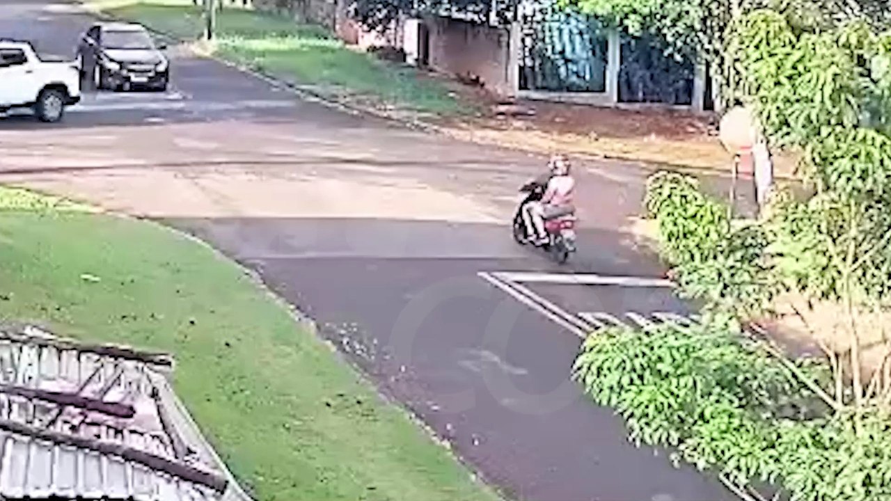 Vídeo mostra momento em que carro bate com moto e deixa dois feridos em Cascavel
