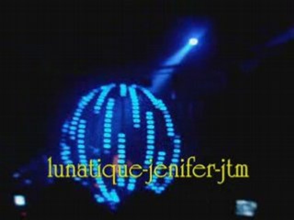 Jenifer chante le début de lunatique à bruxelles