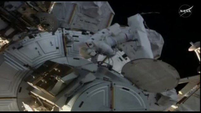 Passeggiata spaziale all'esterno della ISS per gli astronauti Nasa