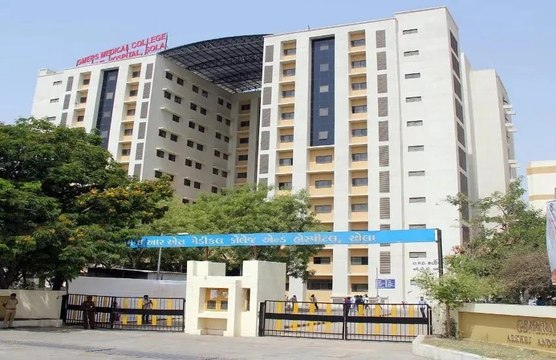 सोला सिविल अस्पताल के एक्स-रे विभाग में महिला मरीज का वीडियो बनाते पकड़ा गया ड्राइवर