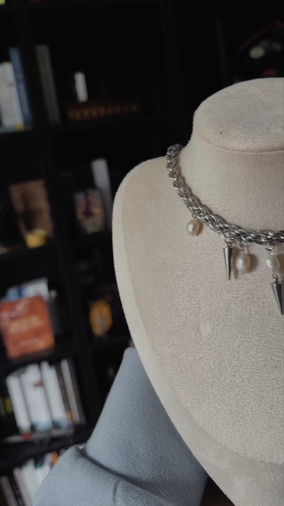 Commande personnalisée du modèle VESTIGE en perles d’eau douce 🐚⚔️D’autre modèles de la même gamme sont disponibles avec d’autre pierres ou perles d’eau douce actuellement , personnalisation possible ☀️Merci pour votre confiance