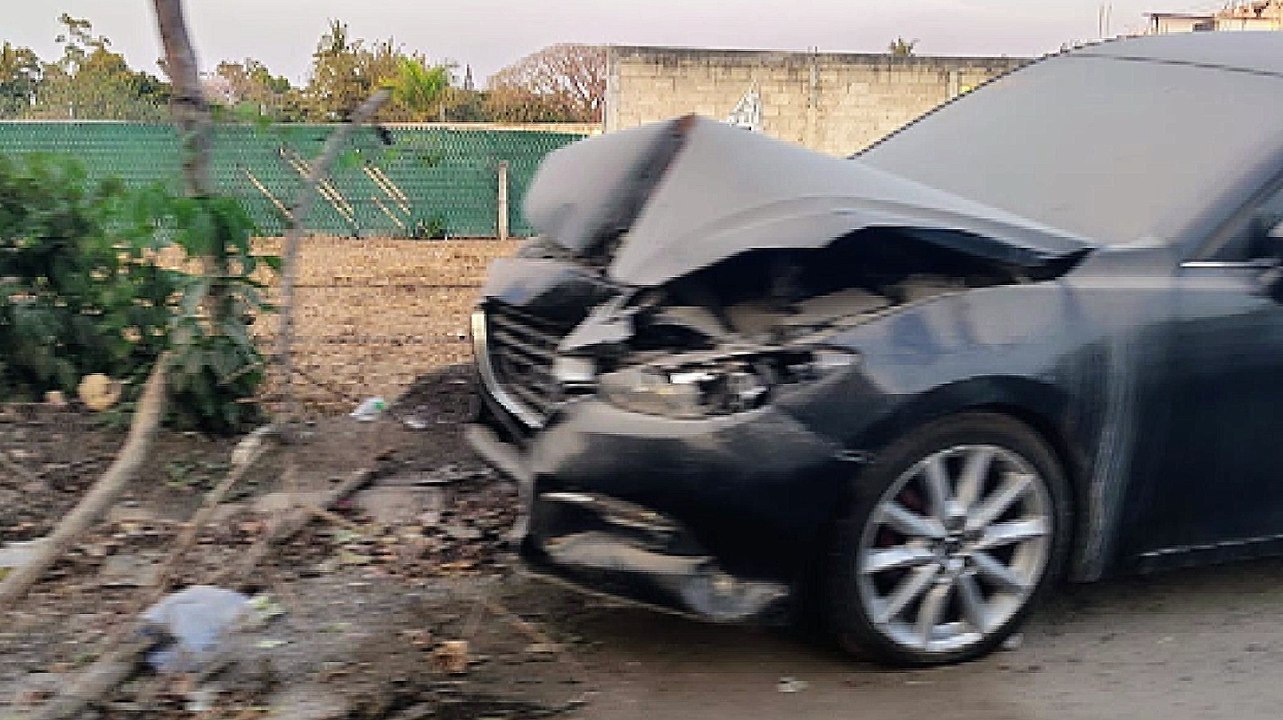 Autos abandonados invaden banquetas en Ixtapa | CPS Noticias Puerto Vallarta