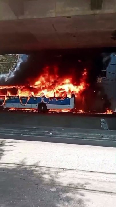 “Tirei os passageiros e eles tacaram fogo”: Motorista revela cenário dramático após ônibus ser incendiado por suspeitos