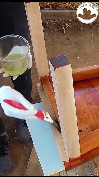 PASANDO LA PRIMERA MANO DE BARNIZ EN LA ESTRUCTURA Y PARTE BAJA #diy #barniz #tutorial - Luis Lovon