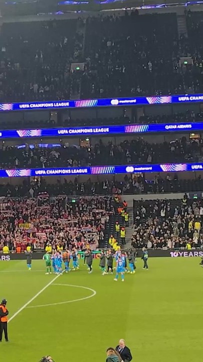 El agradecimiento de los jugadores del Atleti a los aficionados desplazados a Londres