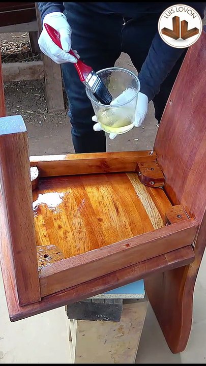 DANDO LA SEGUNDA PASADA DE BARNIZ POLIURETANO MUY FACIL #diy #barniz #tips - Luis Lovon