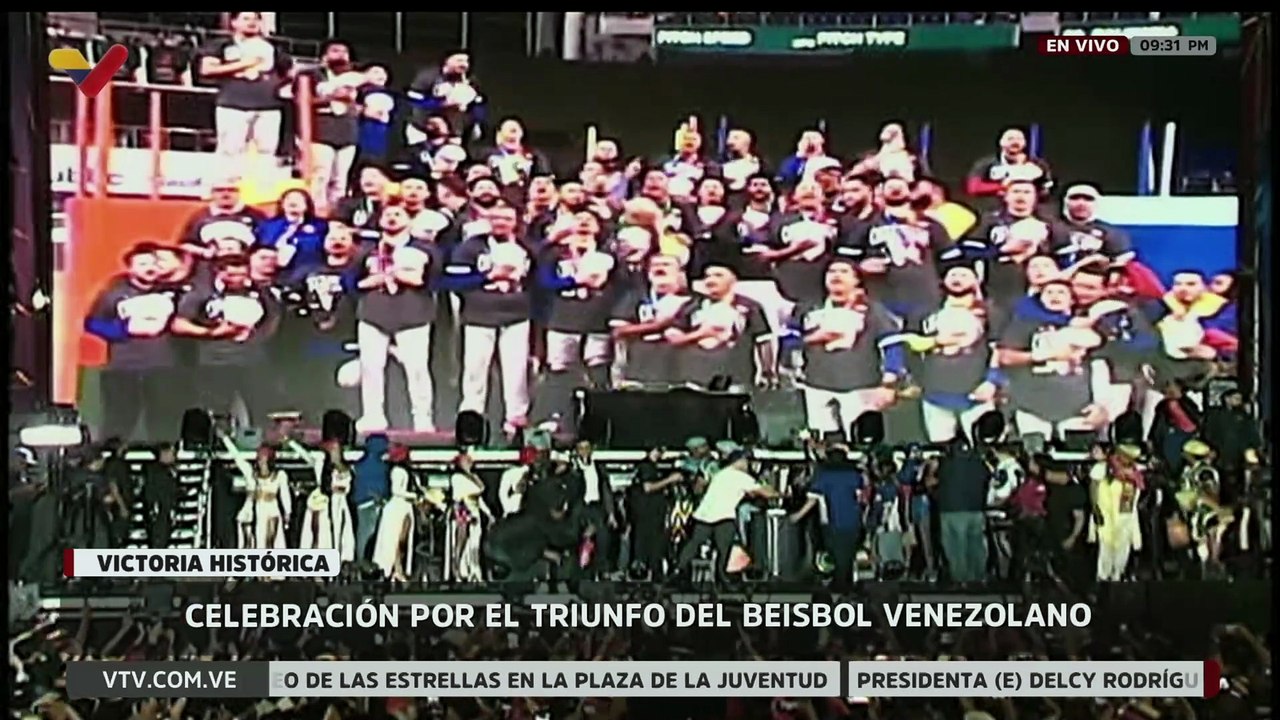 Caraqueños reciben la Copa del WBC 2026 ganado por Venezuela en la Plaza de la Juventud