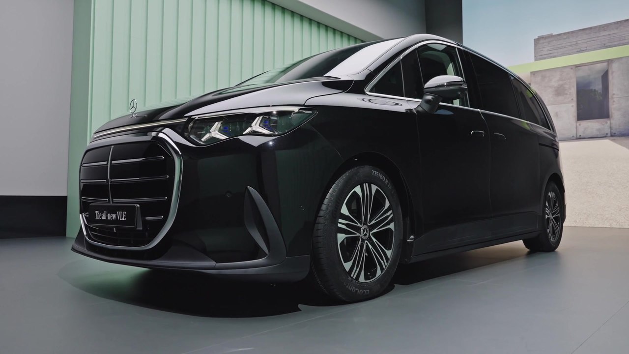 The new Mercedes-Benz VLE 300 electric in Obsidian black Design Preview
