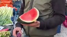 Karpuz satan pazarcının yaptığı rezillik gündem oldu! ‘Kimse görmeden'