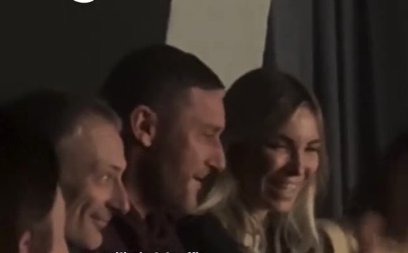 Totti star al concerto di Gigi D'Alessio: il cantante lo saluta e parte il coro