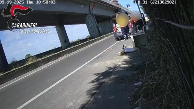 Giugliano, sversavano rifiuti speciali alla luce del giorno: due arresti