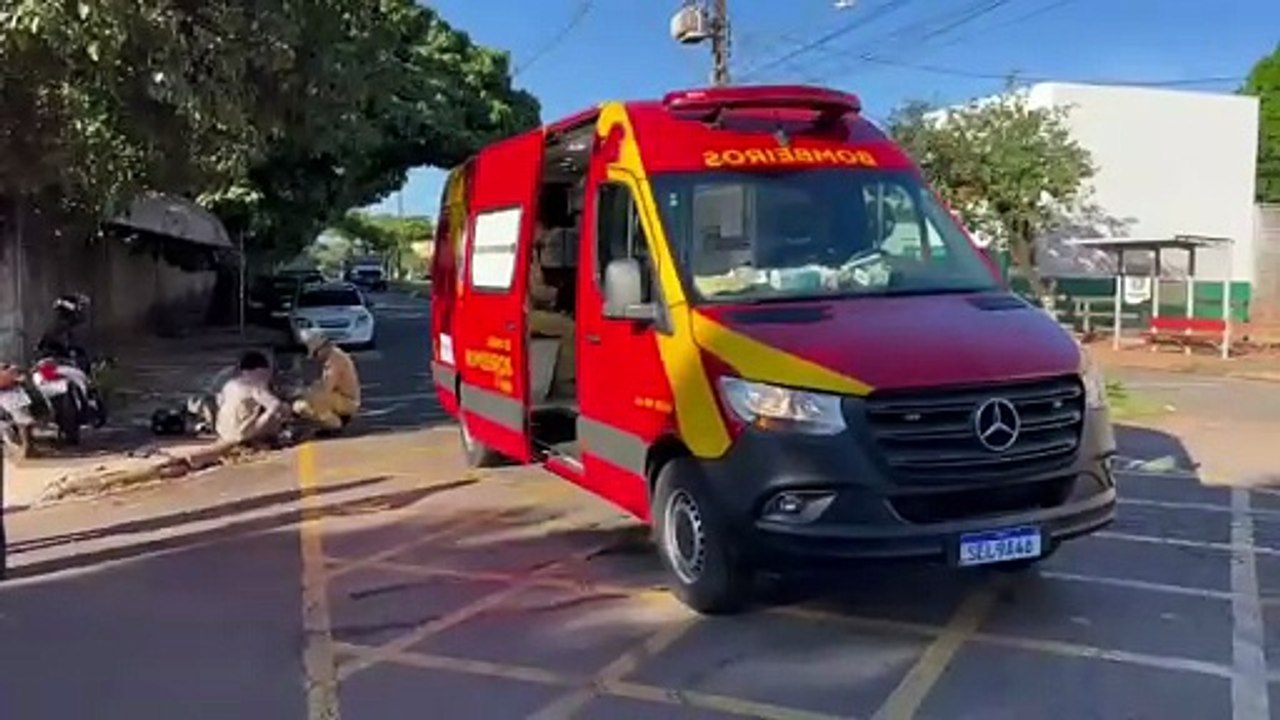 Colisão entre motonetas Biz deixa três feridos na avenida Portugal, em Umuarama