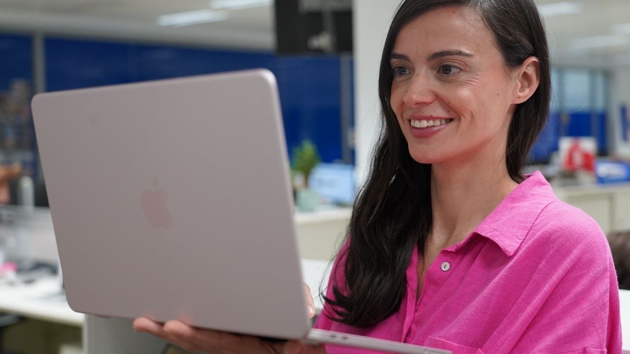 Probamos el portátil más barato de Apple, ¿por qué solo cuesta 699 euros?