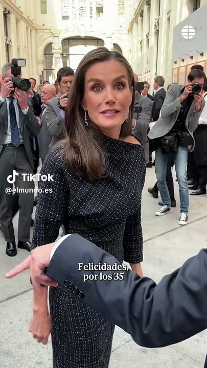 La Reina Letizia pone color al buen tiempo con un vestido de potente fucsia