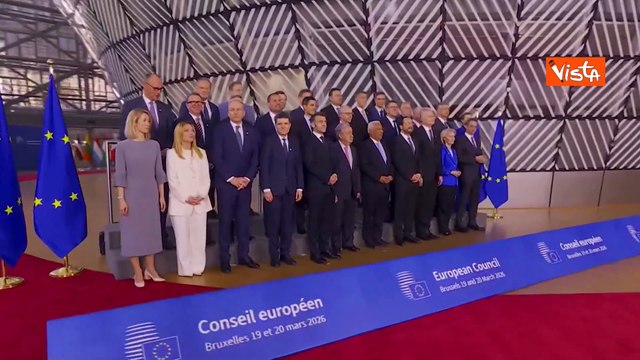 Foto di gruppo a Bruxelles al Consiglio Europeo, Meloni tra Merz e Kaja Kallas
