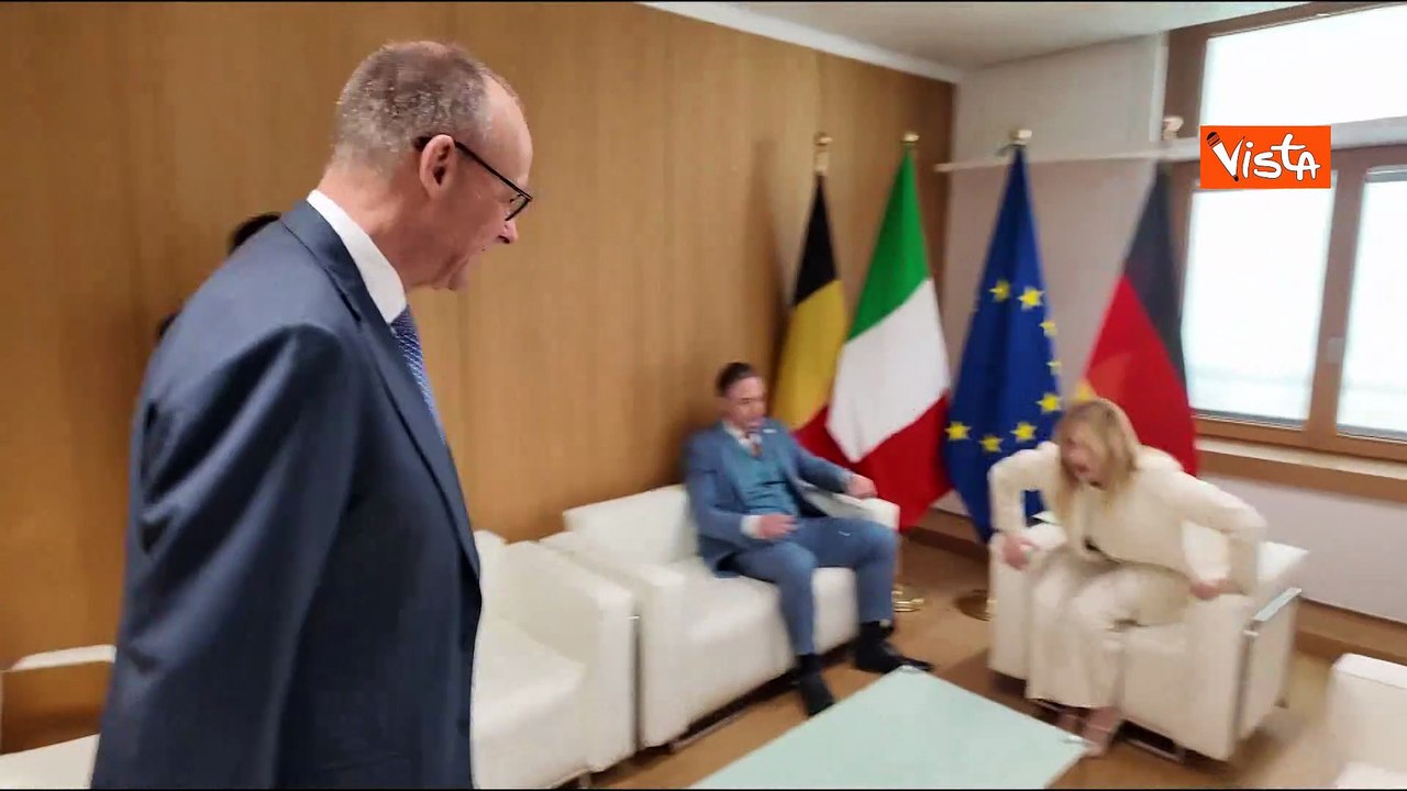 Al via il Consiglio europeo, l'arrivo di Meloni in total white