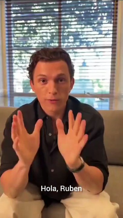 Tom holland saludando a spiderman gaucho
