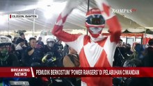 Pemudik Berkostum Power Rangers Curi Perhatian di Pelabuhan Ciwandan