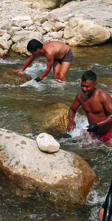 hand fishing in Nepal