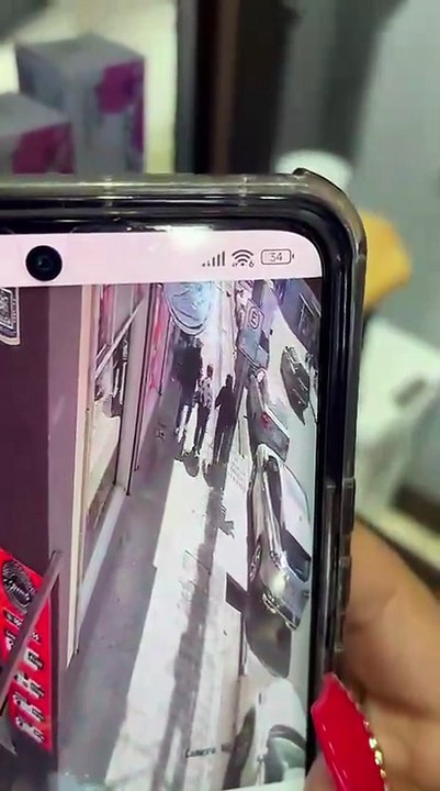 Homicidas roban carro a una mujer para huir