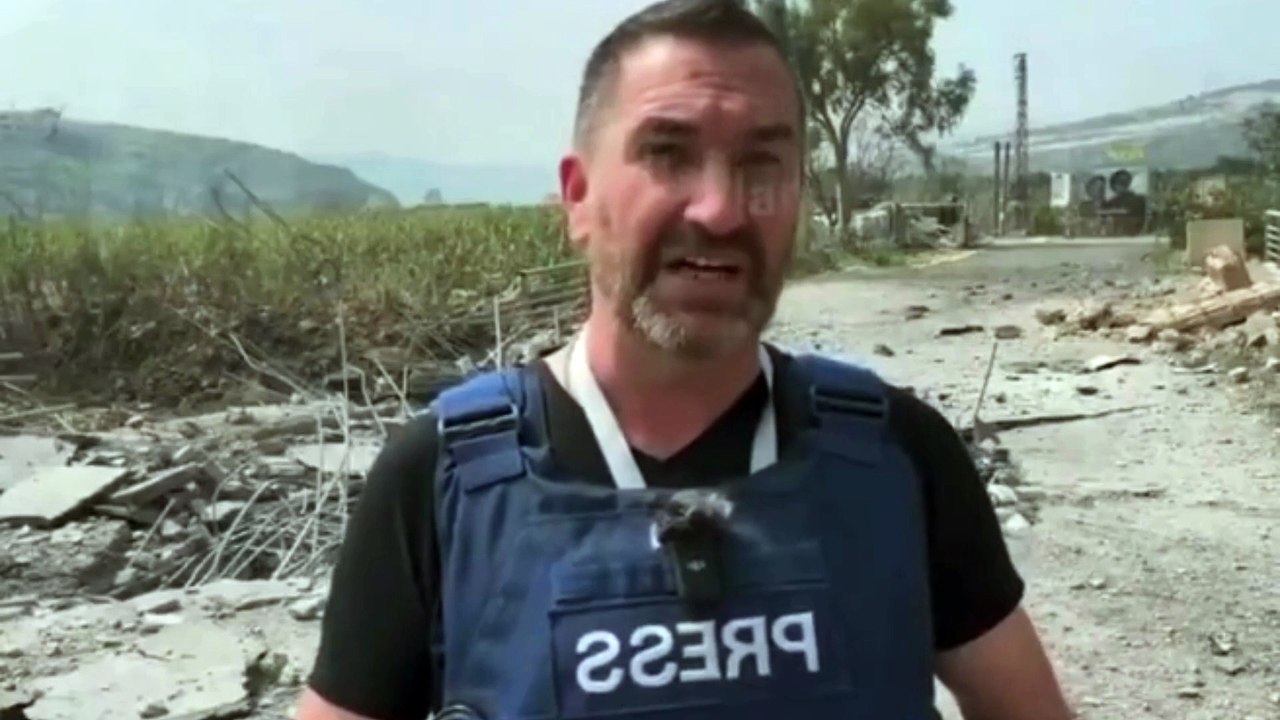 Jornalista escapa de míssil em transmissão no Líbano; veja vídeo