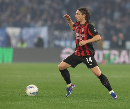 Milan, Modric mostra il suo Pallone d'Oro al museo rossonero
