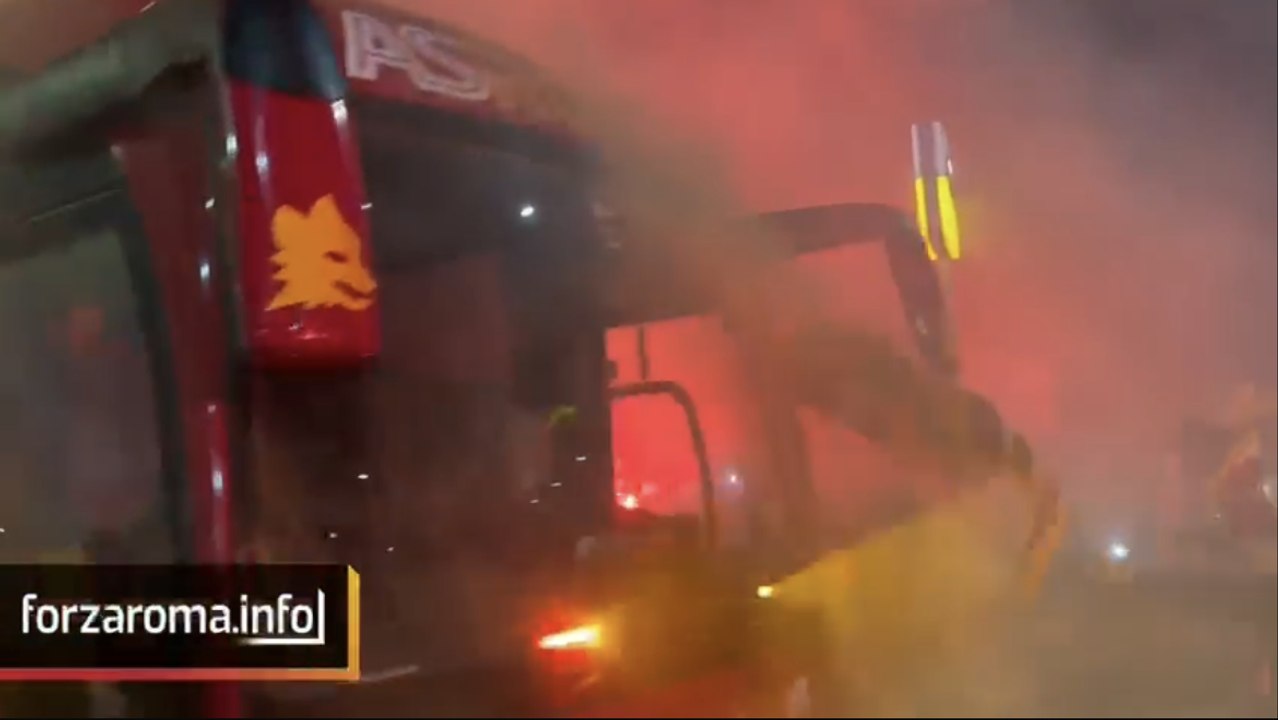 Roma-Bologna, clima infuocato: l'arrivo del pullman giallorosso tra cori e fumogeni