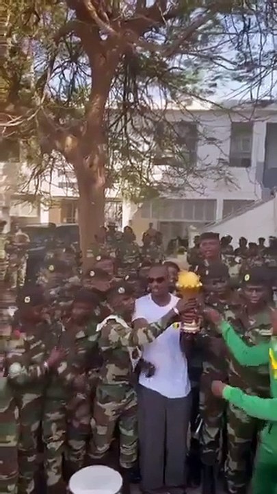 Pape Thiaw con el trofeo de la Copa Africana de Naciones en una base militar