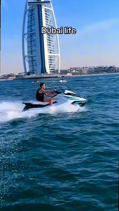 Tu n’es pas payé pour ce que tu vaux.Tu es payé pour ce que tu acceptes.Le salariat rassure… mais il limite.Pendant que tu sécurises,d’autres prennent de l’avance.Créer ton propre business, ce n’est pas un risque.C’est une évolution.