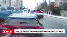 Başakşehir'de iki sürücünün 'yol verme' kavgası kamerada